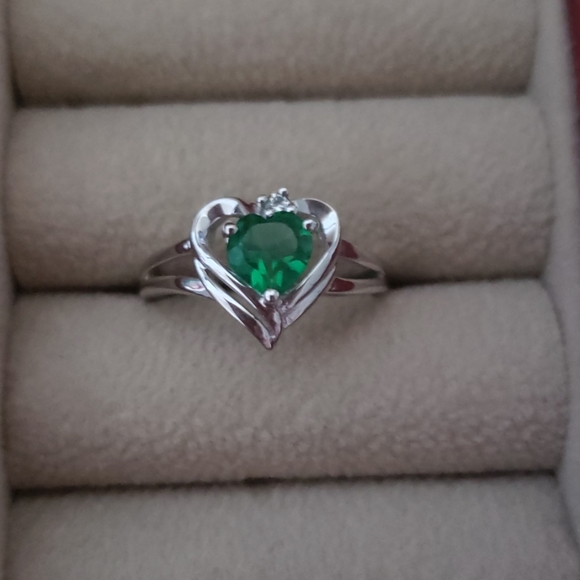 Jewelry - Emerald Heart Ring in silver size 6